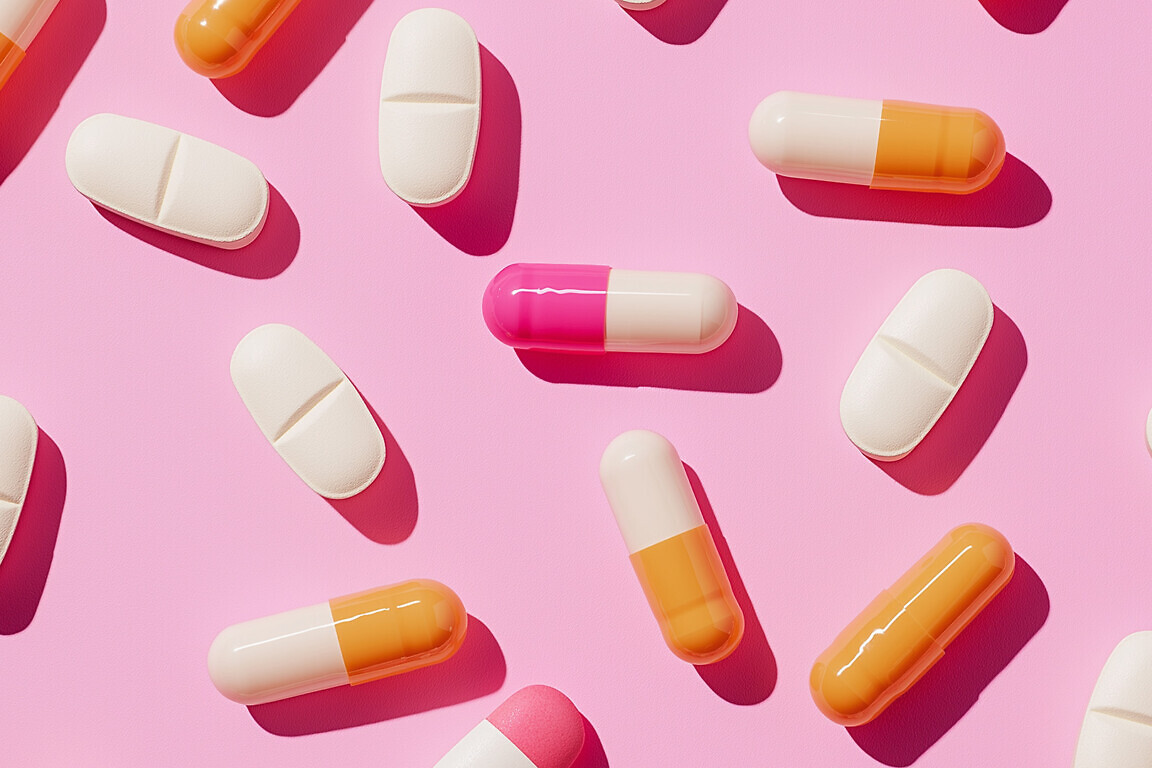 Colorful capsules scatter across a soft pink background, symbolizing the diverse approaches to weight loss supplements. Each pill represents different health benefits and risks involved.
