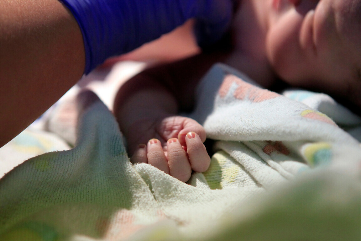 The first minutes of life of the newborn girl