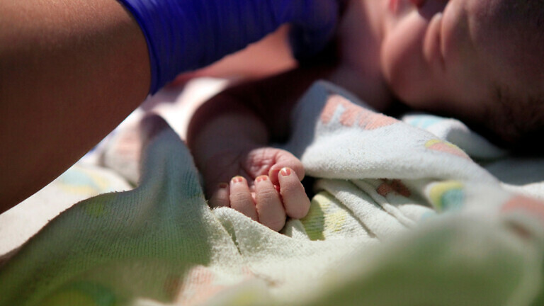 The first minutes of life of the newborn girl