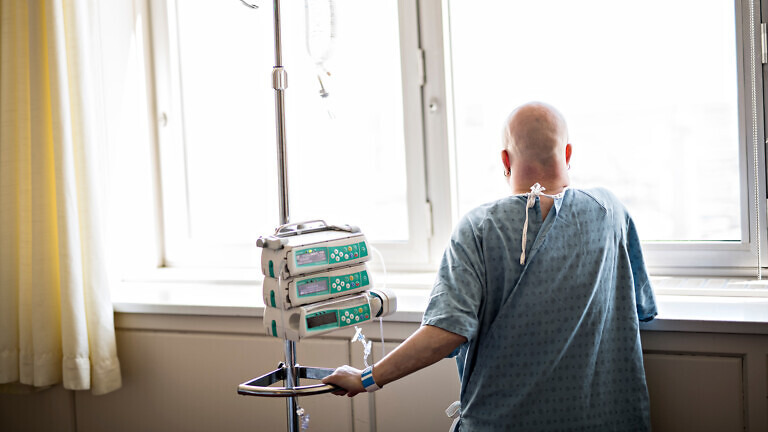 woman in hospital suffering from cancer