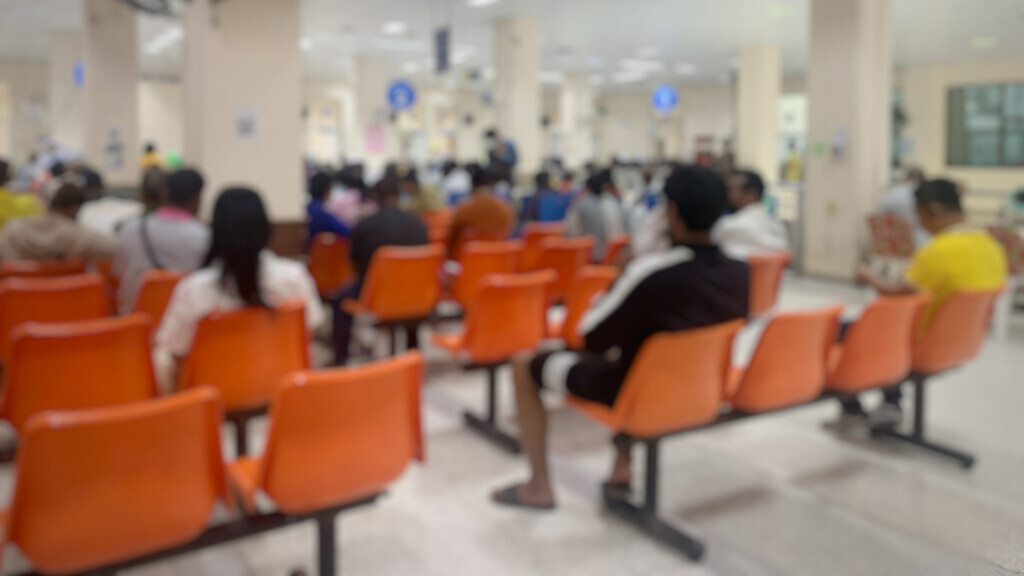 Many patients come to see the doctor and wait for the hospital