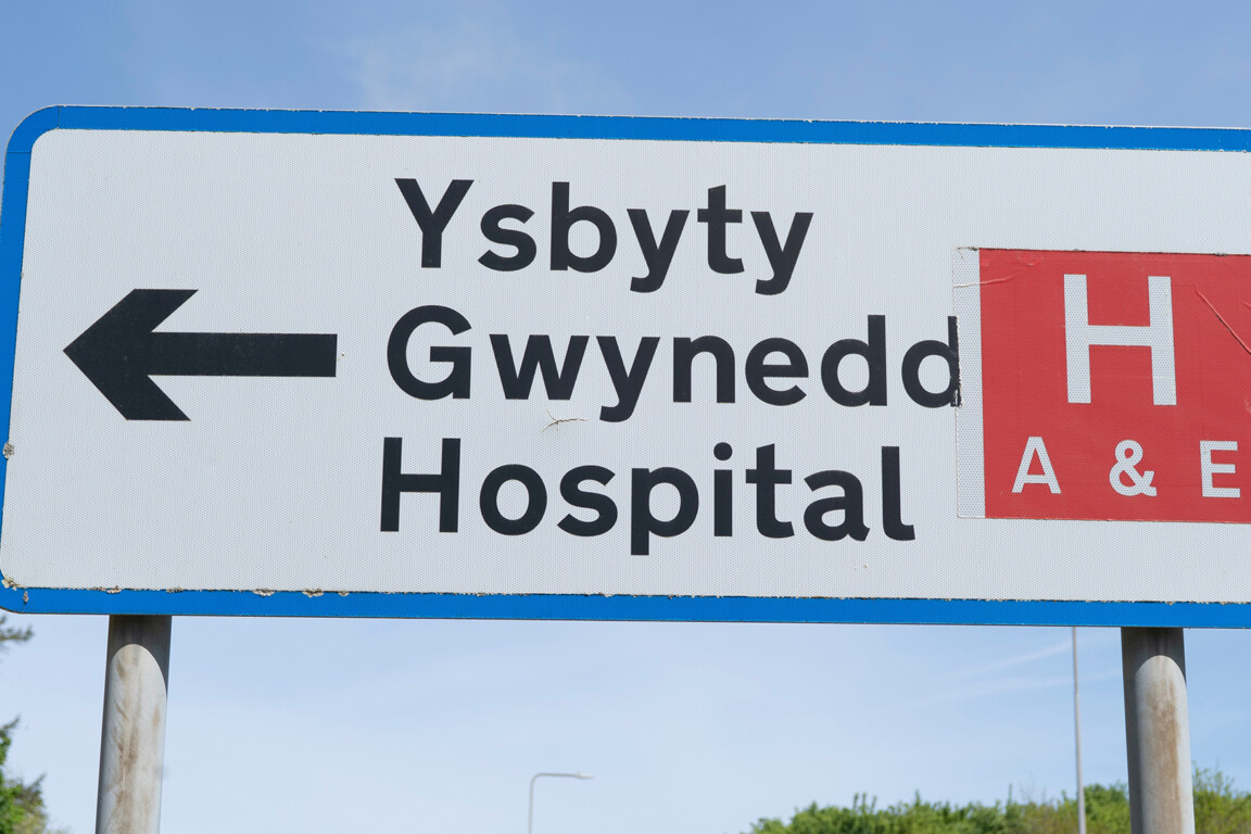 Sign in English and Welsh giving directions to Ysbyty Gwynedd Hospital.